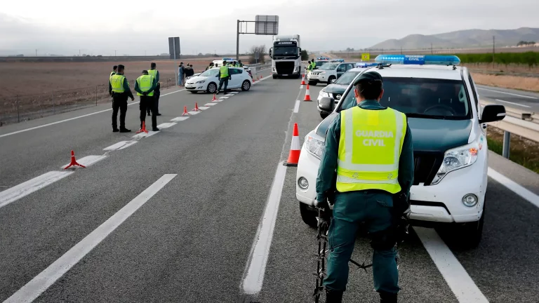 La Guardia Civil intercepta a un camión de Correos que va dando tumbos y no da crédito cuando lo paran