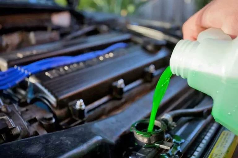 Anticongelante o agua del grifo: ¿Qué es lo mejor para el motor?