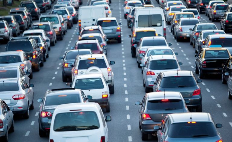 ¿Cuántos vehículos circulan a día de hoy en España? Así está el parque móvil