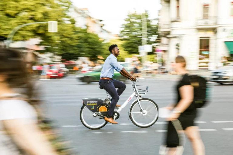 El Corte Inglés planta cara a Decathlon con esta sensacional bicicleta eléctrica que te puede salir gratis si vives en Madrid