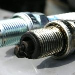 Cambiar las bujías de tu moto: el intervalo que nadie respeta y cómo detectar problemas