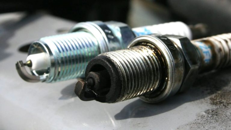 Cambiar las bujías de tu moto: el intervalo que nadie respeta y cómo detectar problemas