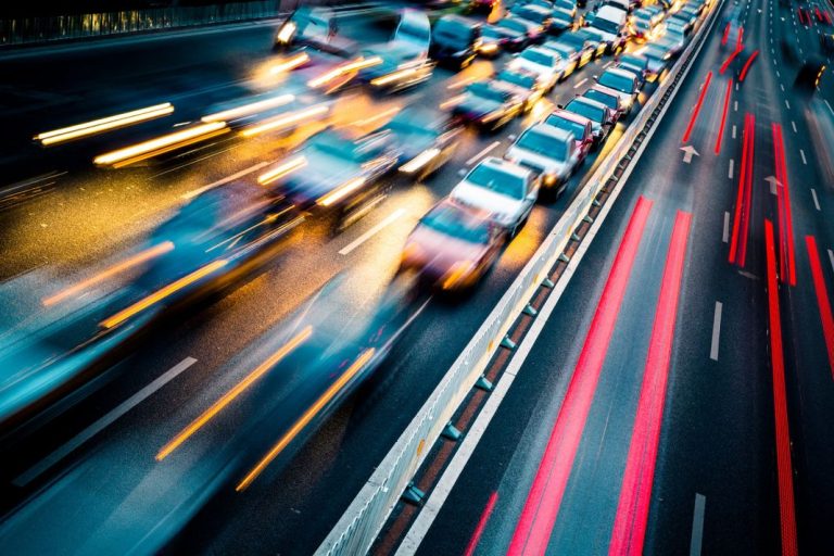 La DGT te explica cómo debes circular por un carril reversible