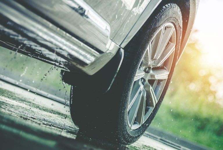 Palabra de la DGT: Así es como tienes que usar los frenos de tu coche cuando llueve