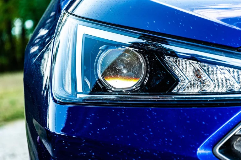 6 trucos infalibles para que no nos deslumbren los faros de otros coches