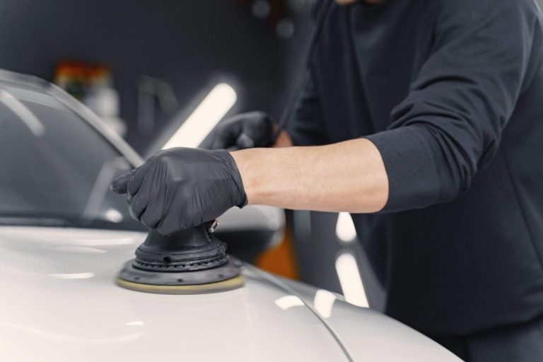 El truco infalible para reparar en casa el arañazo de tu coche
