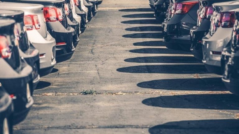 La DGT multa con hasta 500 euros por aparcar en sentido contrario en vías interurbanas