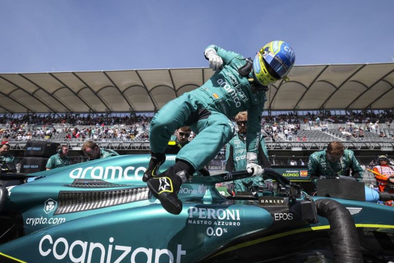 La interminable agonía de Fernando Alonso y Aston Martin