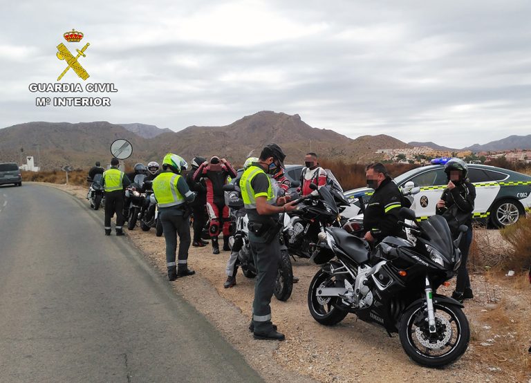 La multa que la Guardia Civil de Tráfico le ha puesto a este motorista en la A-2 parece del siglo pasado