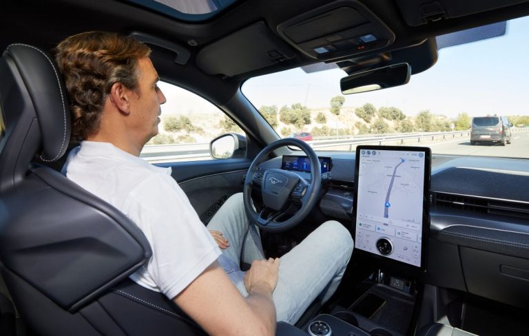 5 mitos sobre los coches que conducen solos