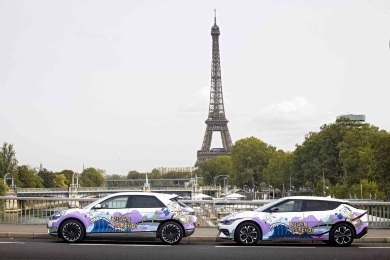 Los art cars de Hyundai y Kia toman París