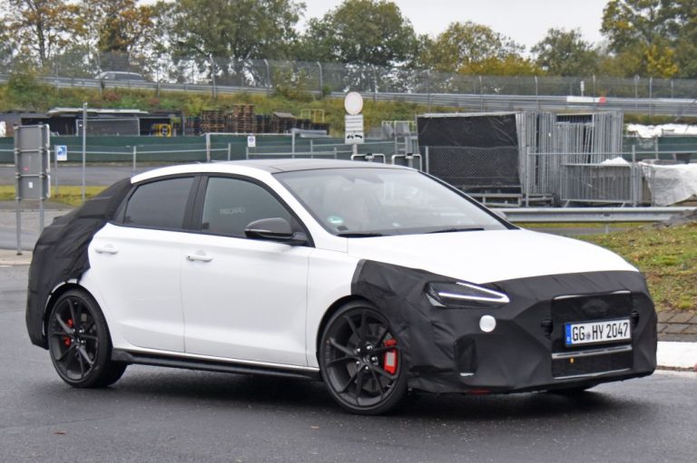 Fotos espía del Hyundai i30 N Fastback. El deportivo más práctico