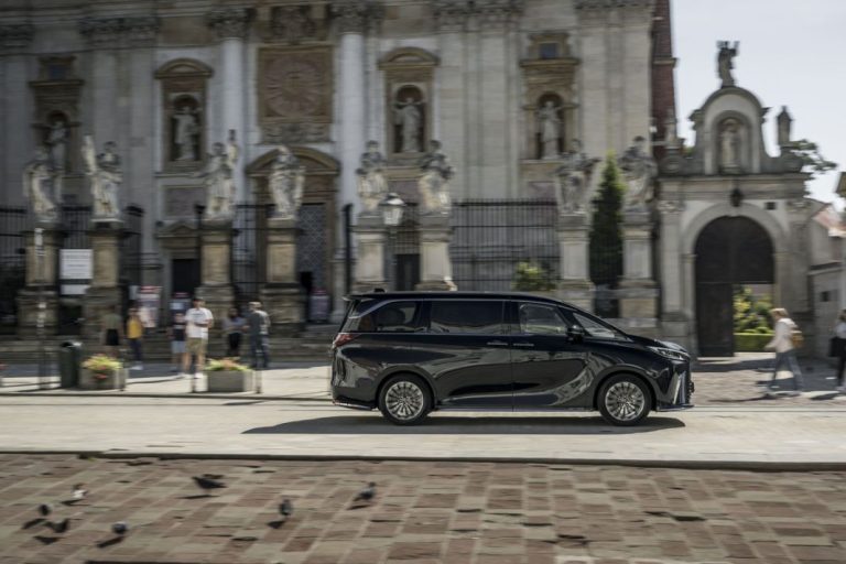 Si quieres viajar a todo lujo, estos son los rivales del Lexus LM