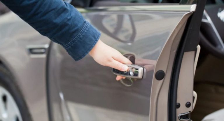 ¿La llave de tu coche se ha quedado sin pila? Este es el truco para abrirlo y arrancarlo en un minuto
