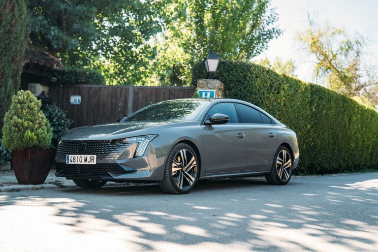 El Peugeot 508 PHEV 180, una berlina como las de antes con tecnología de vanguardia y casi sin rivales