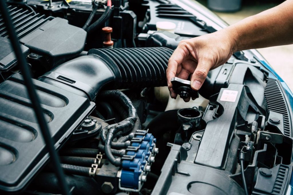 Revisión del coche en verano: los 6 puntos que te ahorran una multa de 200 euros y una avería en la operación salida 1 Motor16 Revisar el radiador Motor16