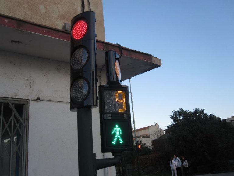 ¿Puedo saltarme un semáforo en rojo en una situación de emergencia? La DGT lo deja cristalino