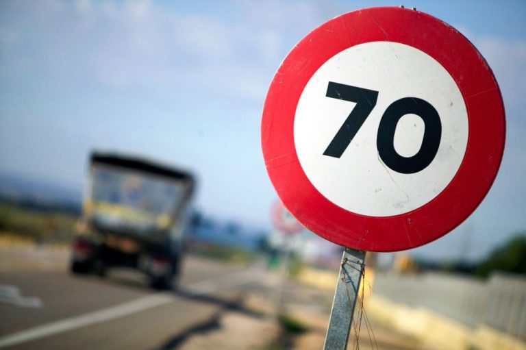 Ceda el paso y Stop: La multa que la DGT te pondrá si te saltas estas señales