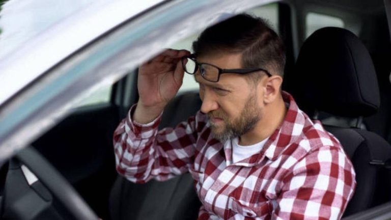 La DGT advierte de la obligación de llevar gafas al volante: estas son las sanciones que debes evitar