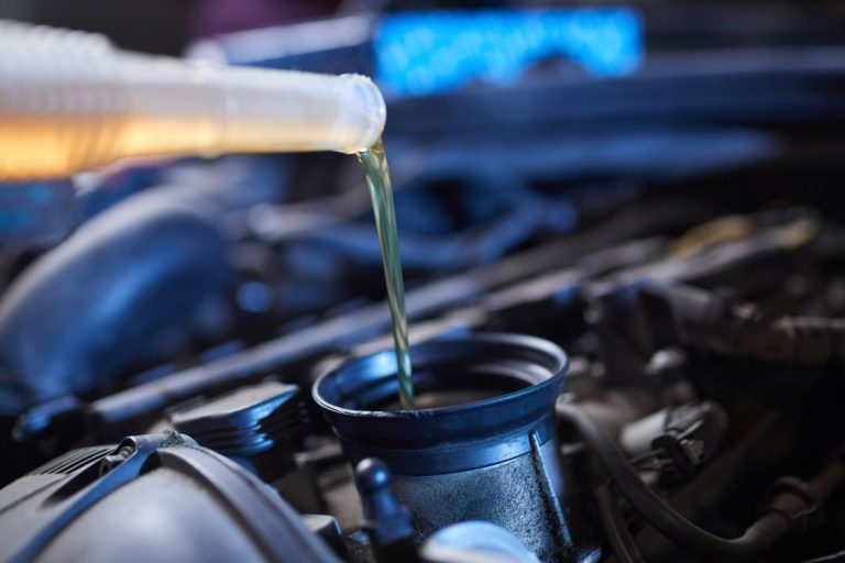Así puedes cambiar tú mismo el aceite de tu coche y ahorrar más de 100 euros
