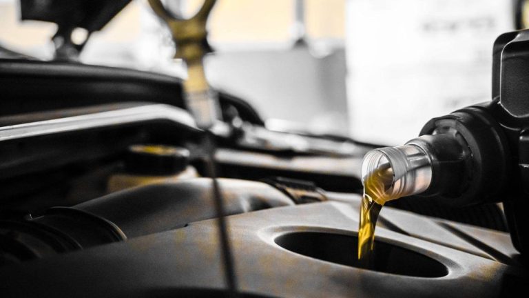 Aceite sintético y un aceite mineral: Las diferencias para elegir uno u otro