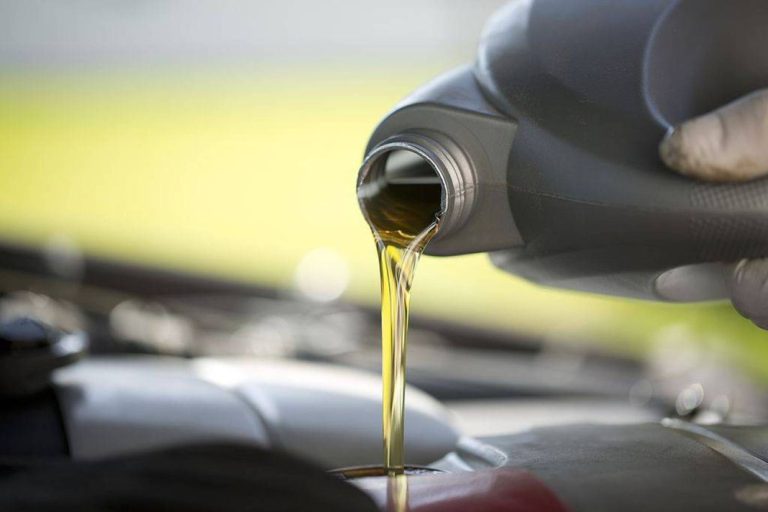 Cómo puedo revisar el nivel del aceite de mi coche