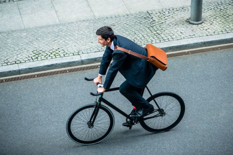 Con tu bicicleta: Esta es la multa por cruzar un paso de peatones