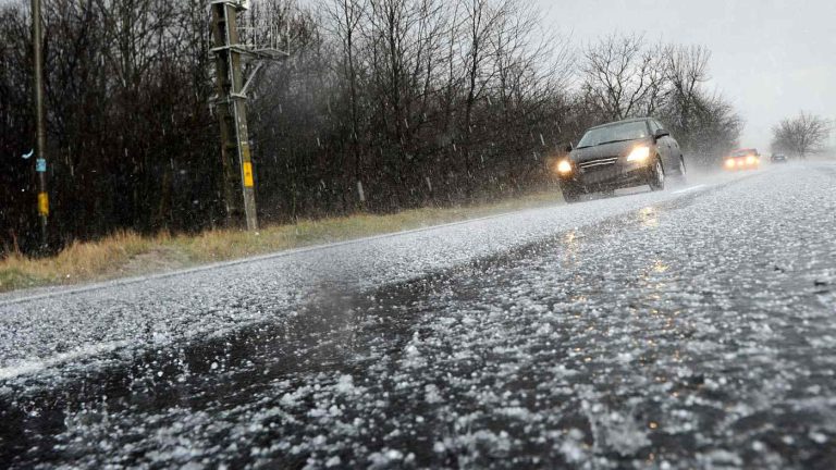 Así puedes eliminar tú mismo un bollo producido por el granizo en tu coche
