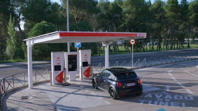 Coche eléctrico: las empresas que se unen para ofrecer 500 kilómetros de recarga gratis y más descuentos