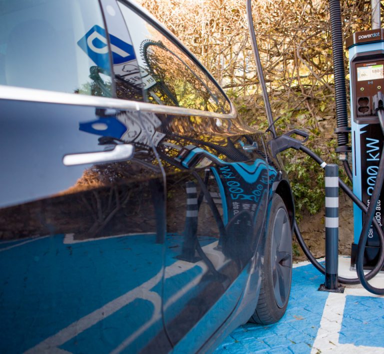 La empresa que ofrece un 10% de descuento para recargar tu coche eléctrico