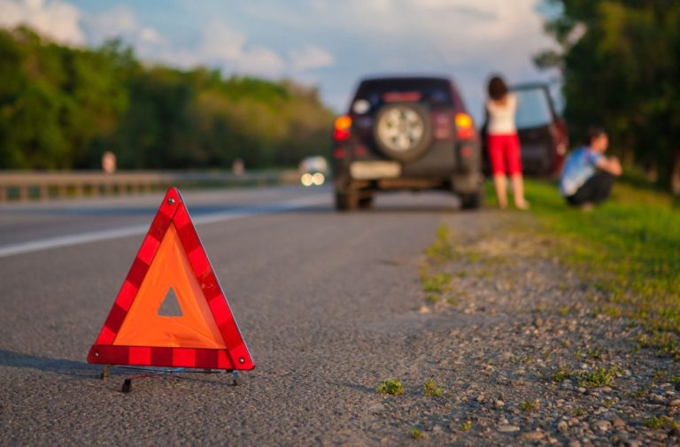 Cómo debo actuar si se rompe mi coche en medio de la carretera