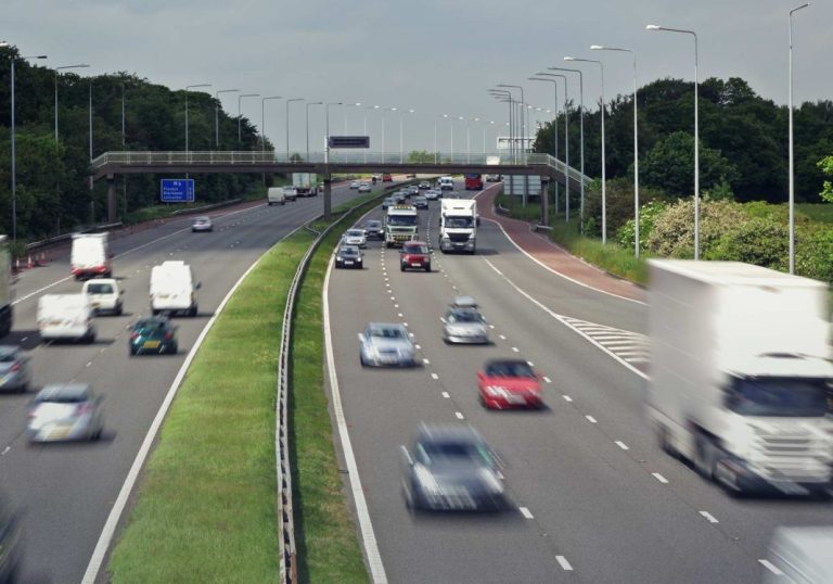 Voy a 120 km/h por el carril izquierdo: ¿Me tengo que quitar si alguien quiere adelantar?