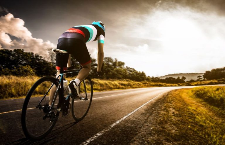 Así es como la DGT quiere que circulen los ciclistas por las carreteras