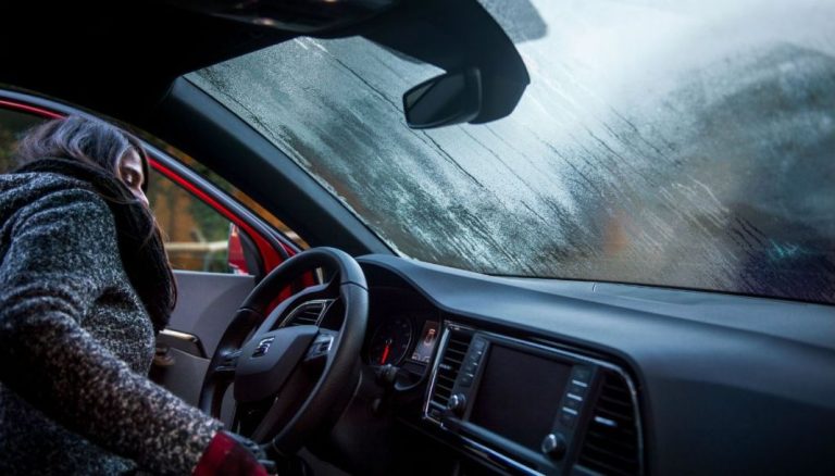 El truco infalible para que el cristal de tu coche jamás se empañe