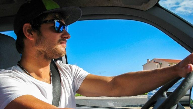 La DGT quiere que sea con estas gafas de sol con las que conduzcas