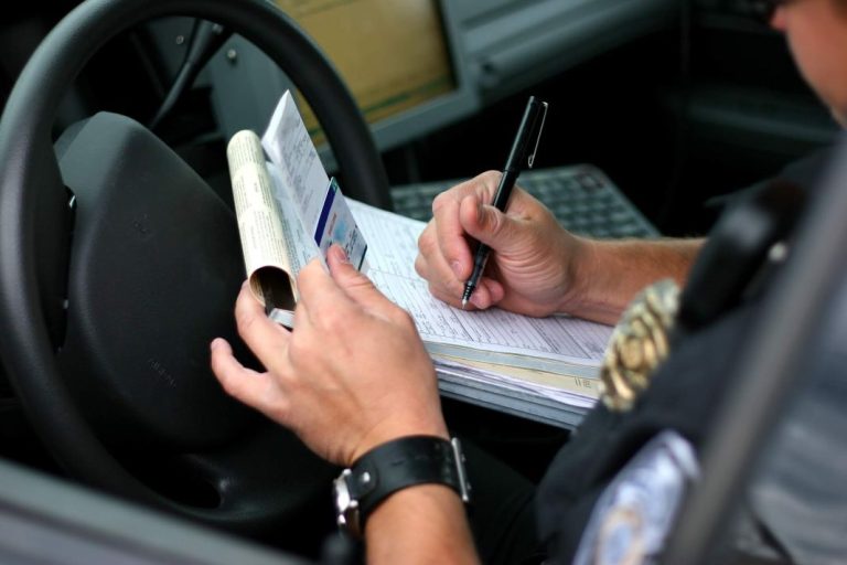 Esta es la fuerte de multa que te pondrá la DGT si no sabes darle un buen uso los intermitentes
