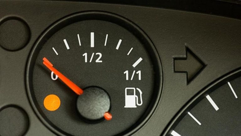 Rápido o despacio. Hasta el borde o por la mitad… Así debes llenar el depósito de tu coche