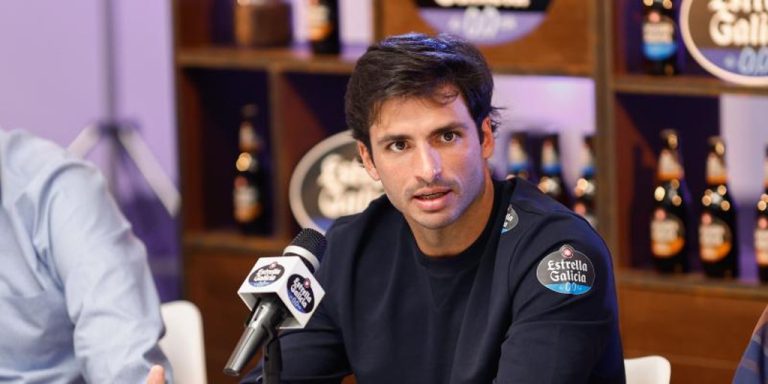 Carlos Sainz: Entrevistamos al único piloto que ha llevado al SF23 a lo más alto del podio