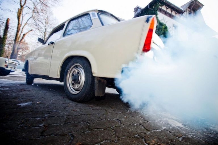 Humo blanco: ¿qué le pasa al motor de mi coche?