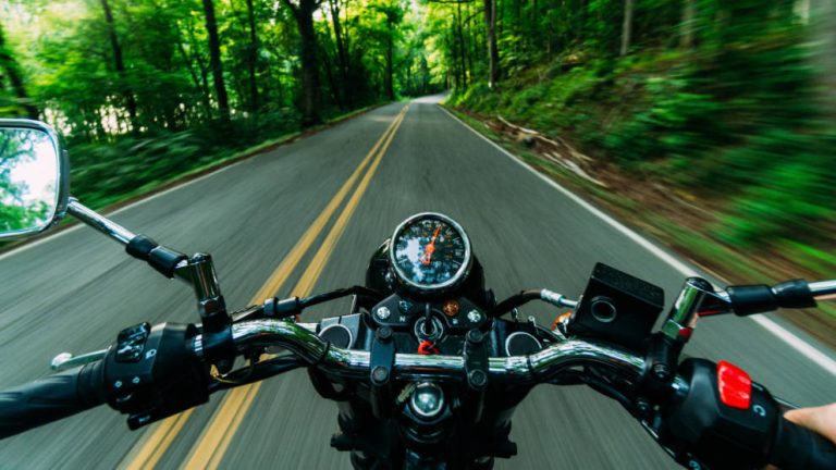 10 consejos que debes conocer para evitar accidentes si viajas en moto