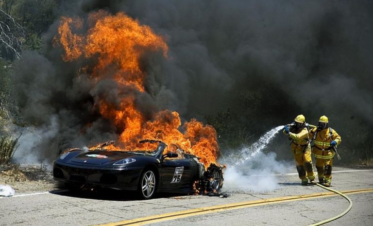 Coche: cómo actuar si se incendia