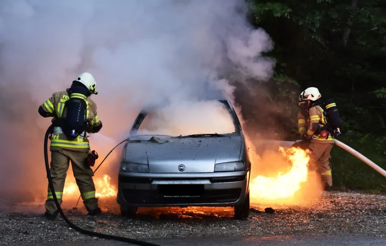 Incendio de coches en verano: la revisión de 30 euros en el taller que evita la pérdida total