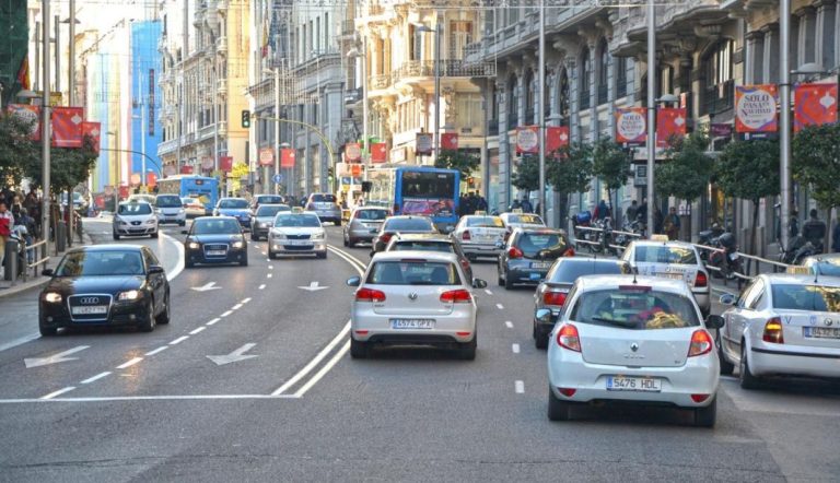 A todos estos conductores la DGT les exigirá un nuevo certificado en 2024. ¿Eres tú uno de ellos?