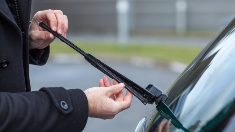 Si se hiela la luna de tu coche, así es como tienes que dejar los limpiaparabrisas: palabra de experto