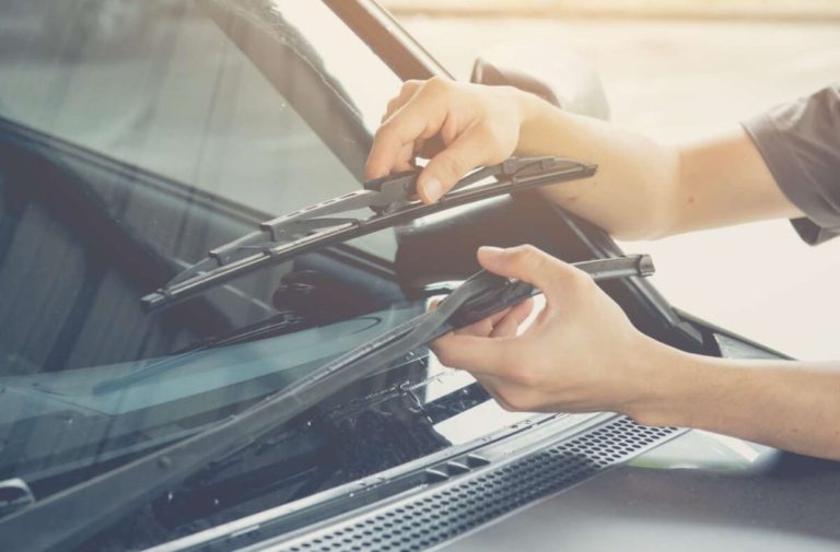 Cómo hay que cambiar los limpiaparabrisas de tu coche