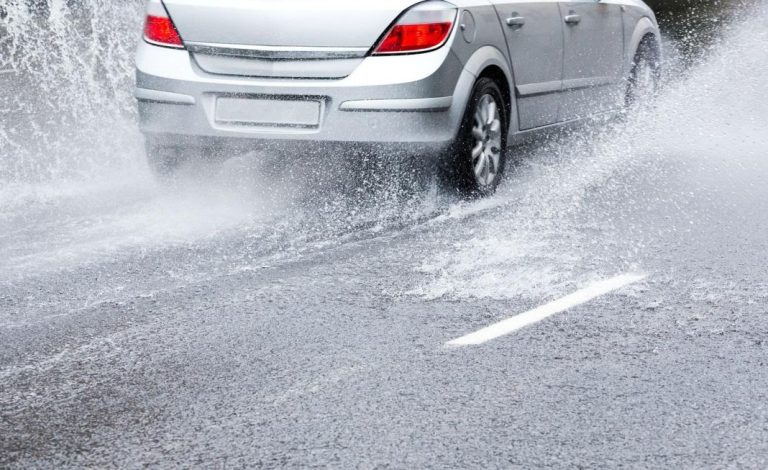 El motivo por el que florecen miles de baches en la carretera cuando no para de llover