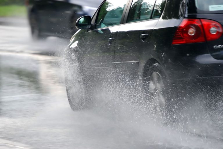 11 consejos para conducir con lluvia, nieve, hielo y mucho más