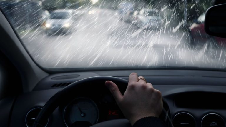 La DGT te da 10 claves para conducir con seguridad en plena borrasca