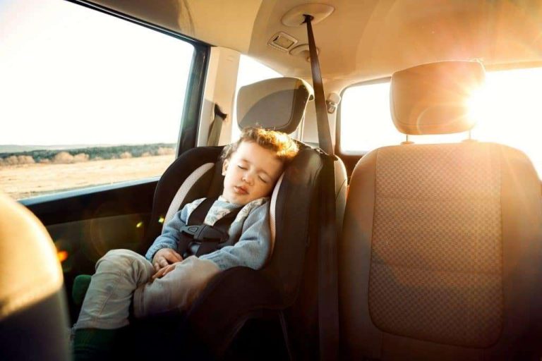 La DGT advierte: así es como debes proteger a tus hijos dentro y fuera del coche