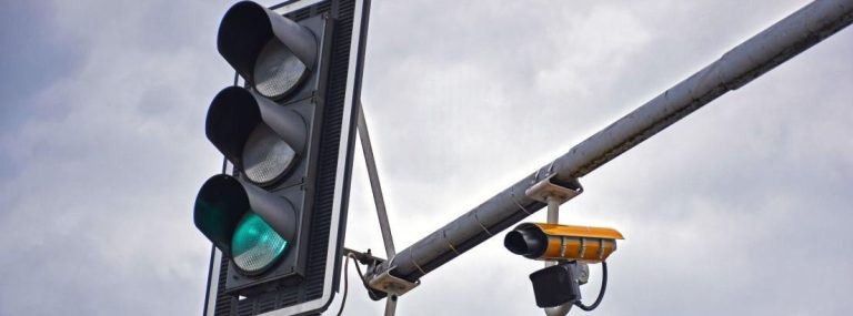 El semáforo con cámara que está friendo a multas a miles de conductores